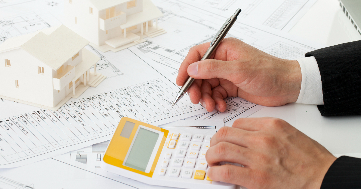 電卓で住宅ローンを試算する男性