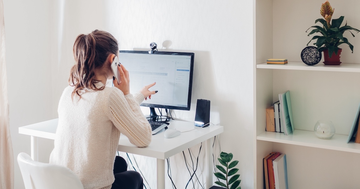 在宅ワークをする女性の後ろ姿