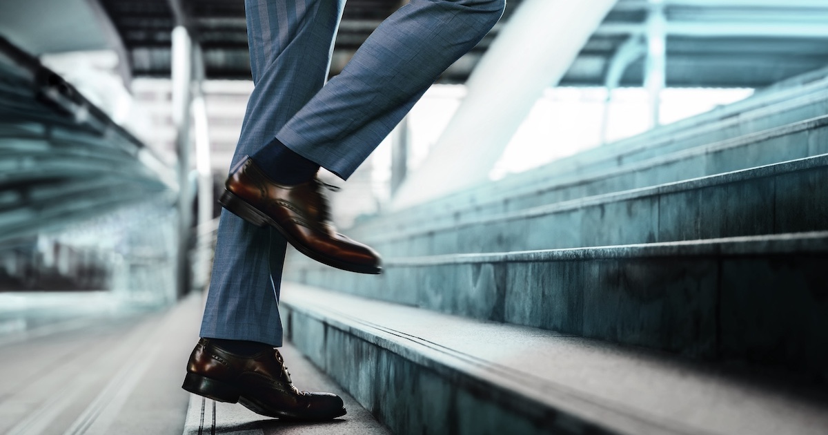 階段を上るビジネスパーソンの足元