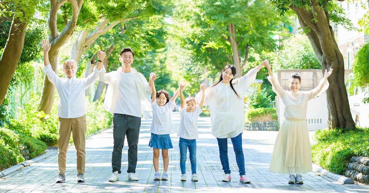 手を繋ぐ三世代の家族