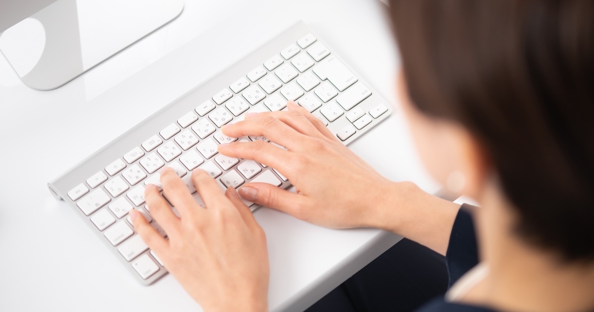 パソコンをする女性の手元