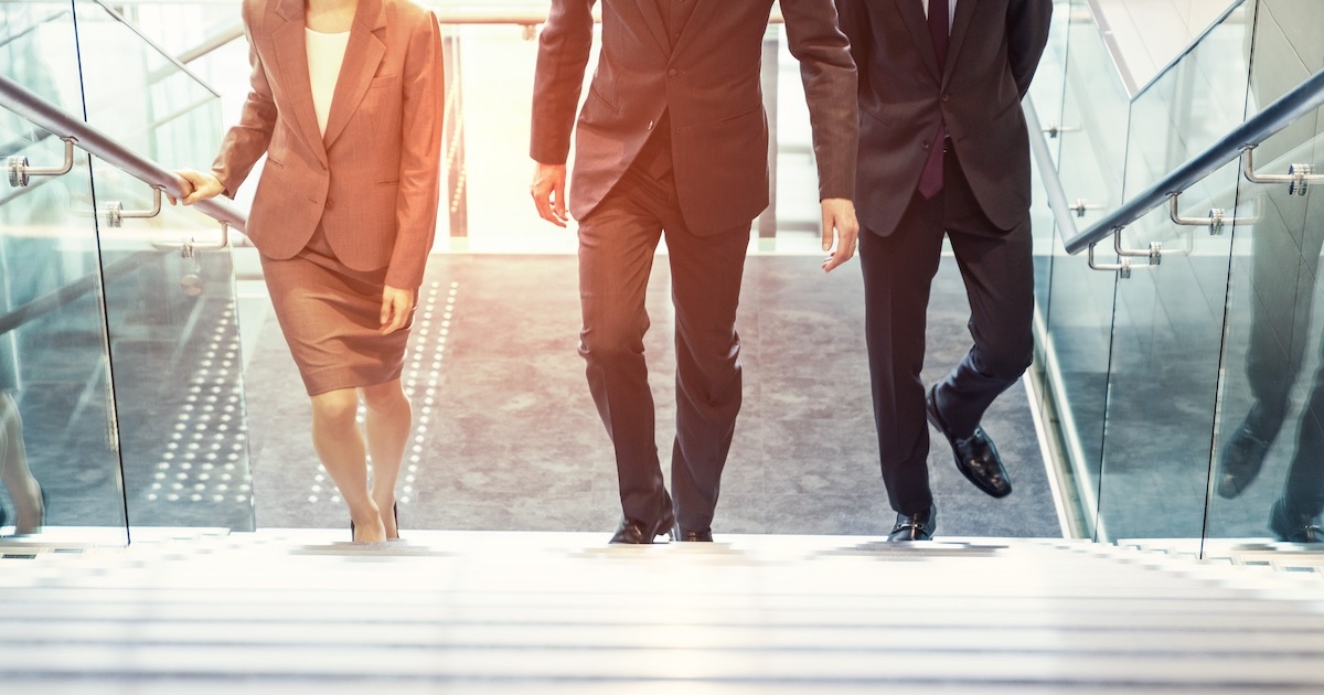 ビジネスパーソンが階段をあがる足元