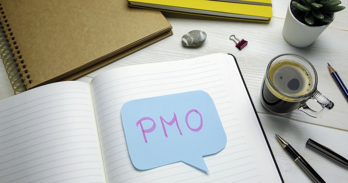 「PMO」と書かれた付箋とノート