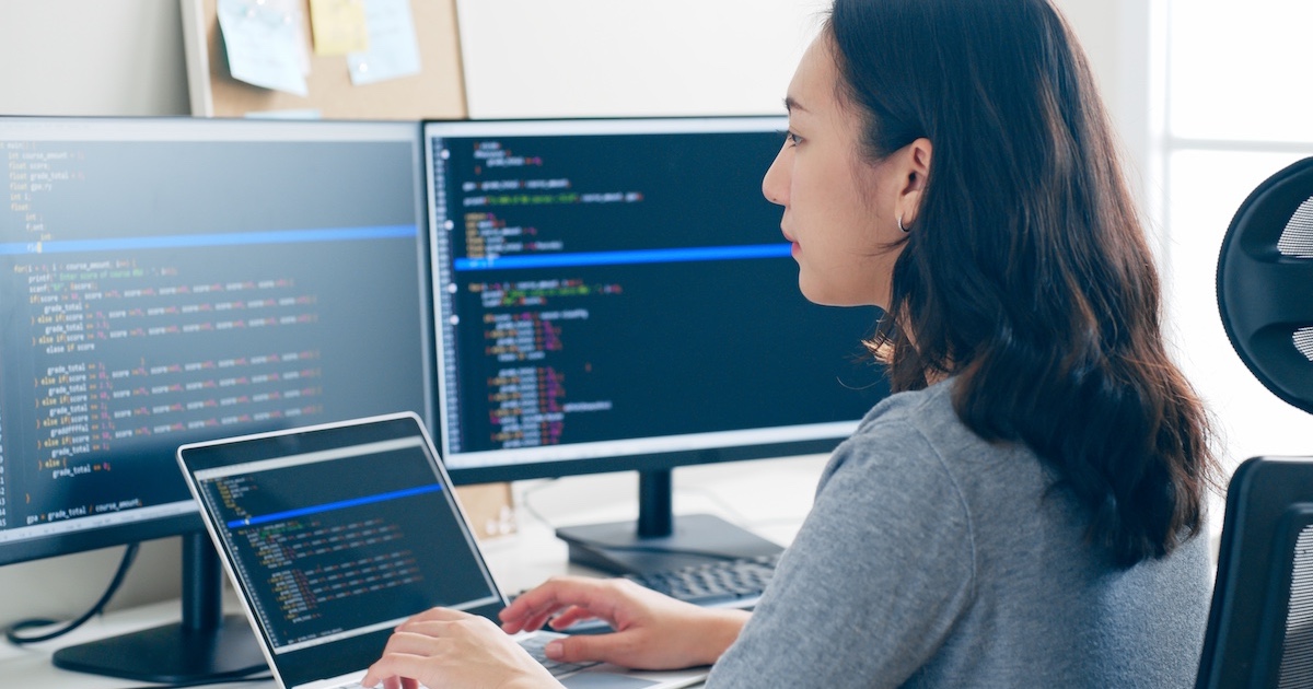 コーディング作業をするビジネスパーソン