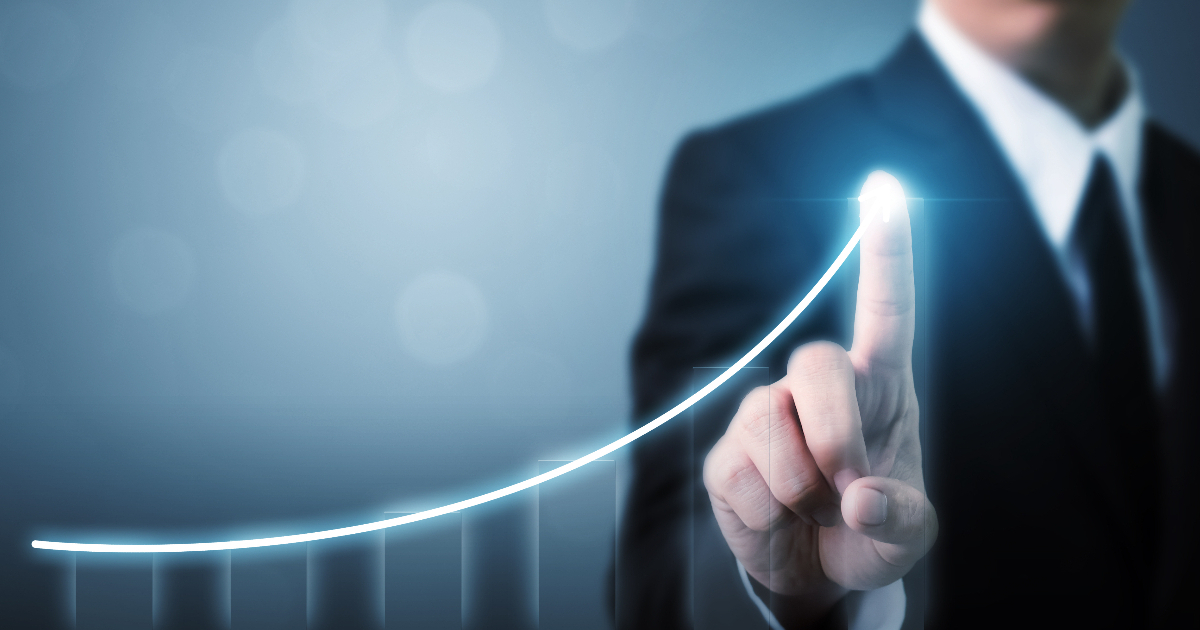 未来を表す曲線を指で描く男性