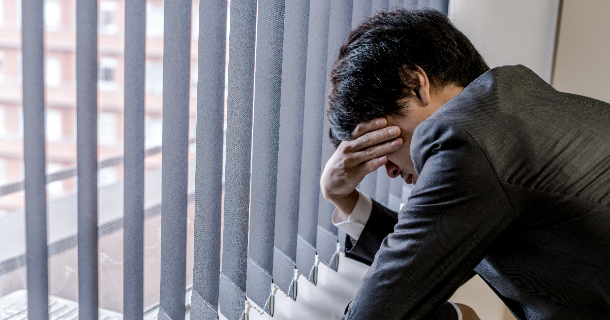 落ち込む男性