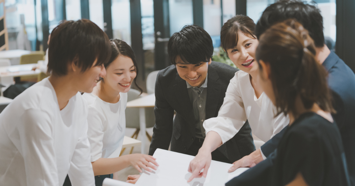 話し合いを行うビジネスマン