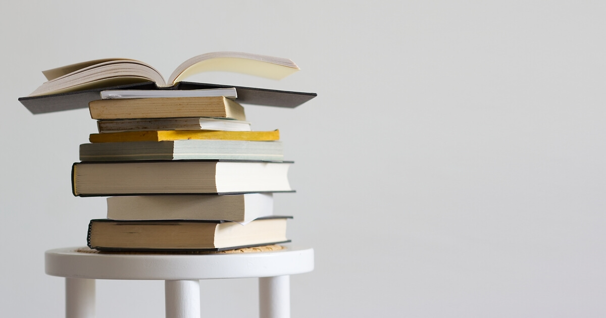 椅子に積まれた本