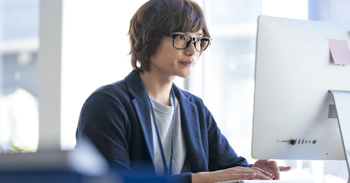 パソコンを操作する眼鏡をかけた女性