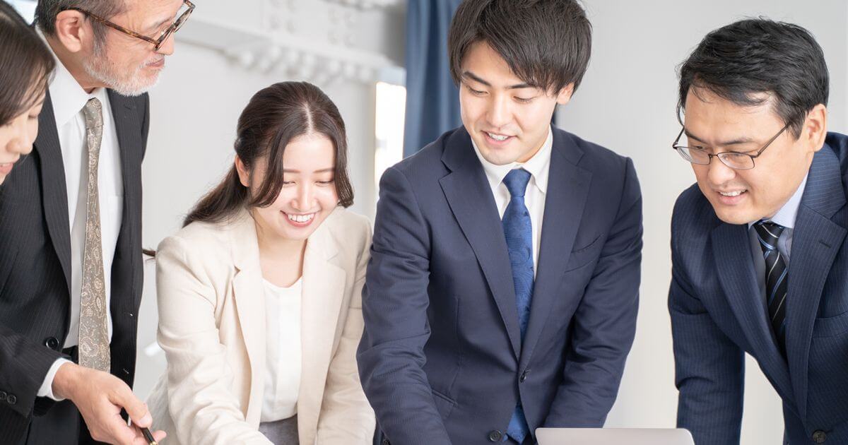 手元を見ながら対話する男性3人と女性2人