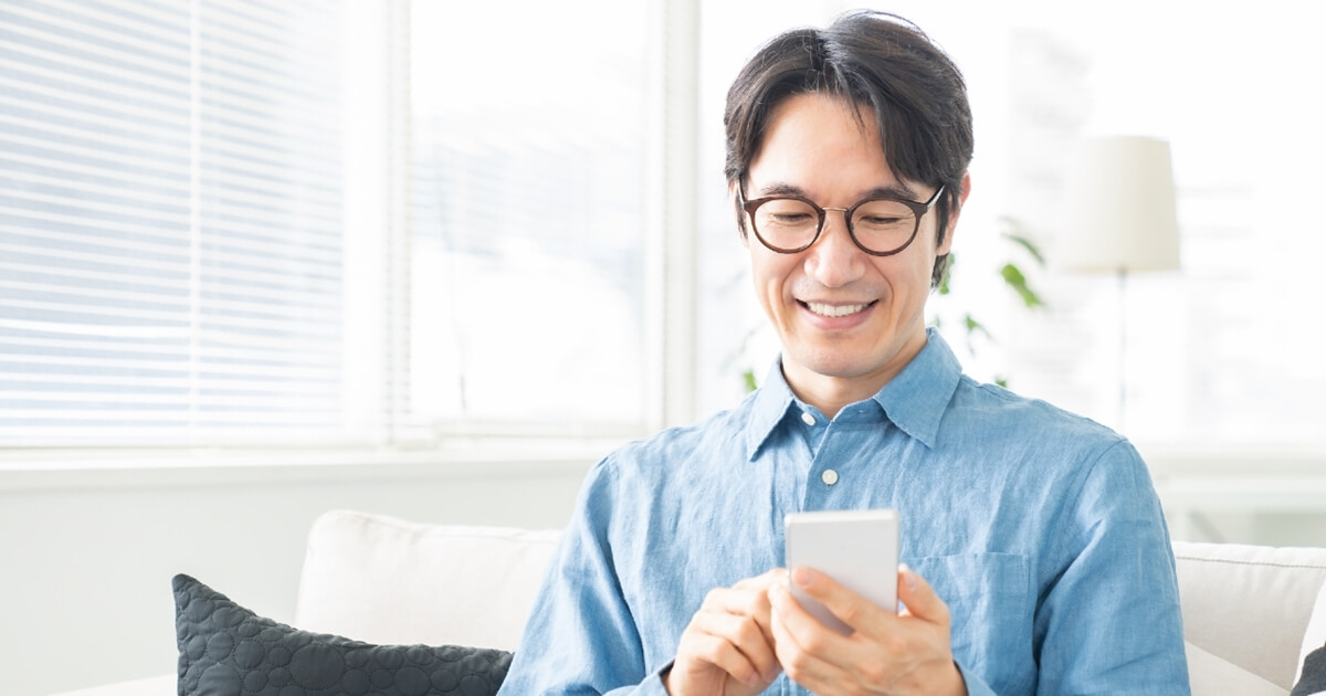 スマートフォンを見る男性