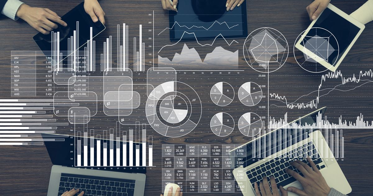 複数のパソコンの上に浮かぶダイアグラム