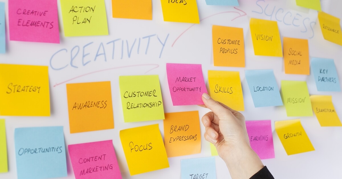 付箋が貼られたホワイトボード