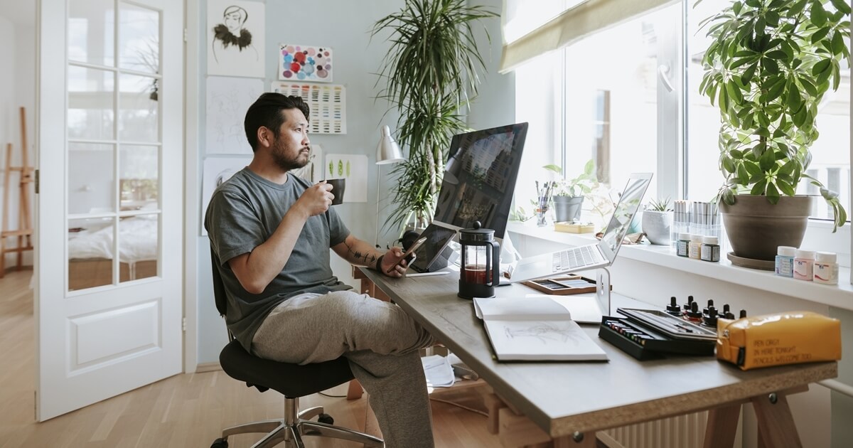 パソコンを見る男性