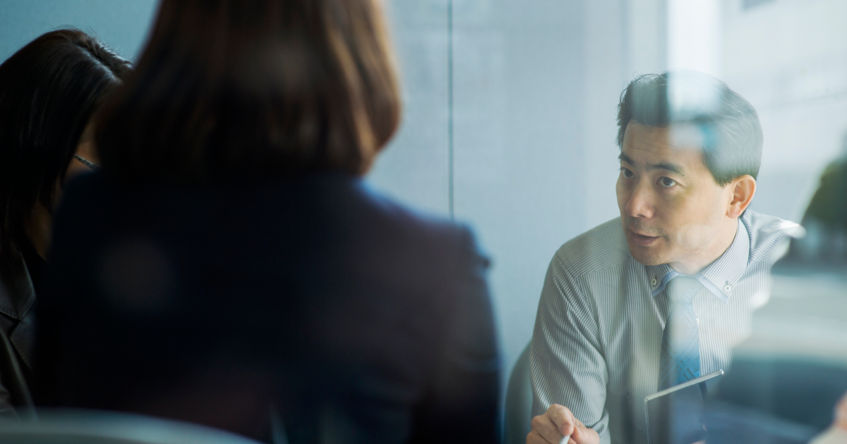 真面目な表情で会議に参加する男性