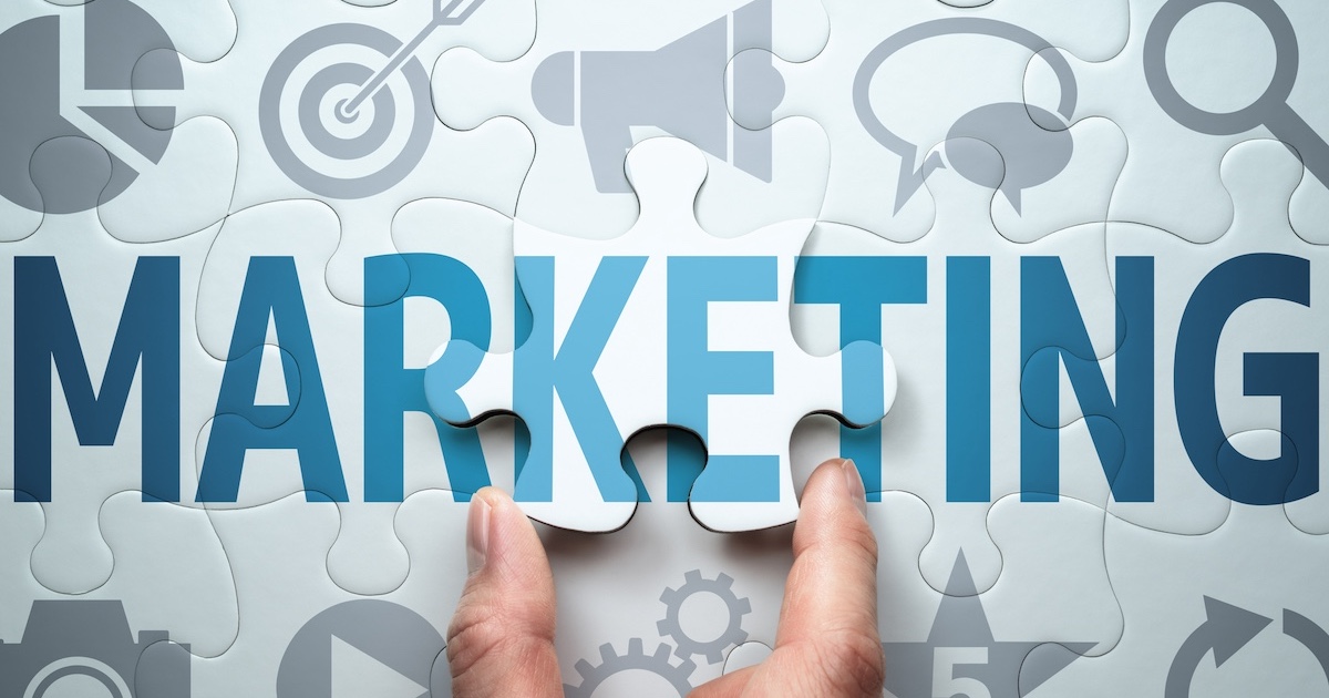 ジグソーパズルに「MARKETING」の文字