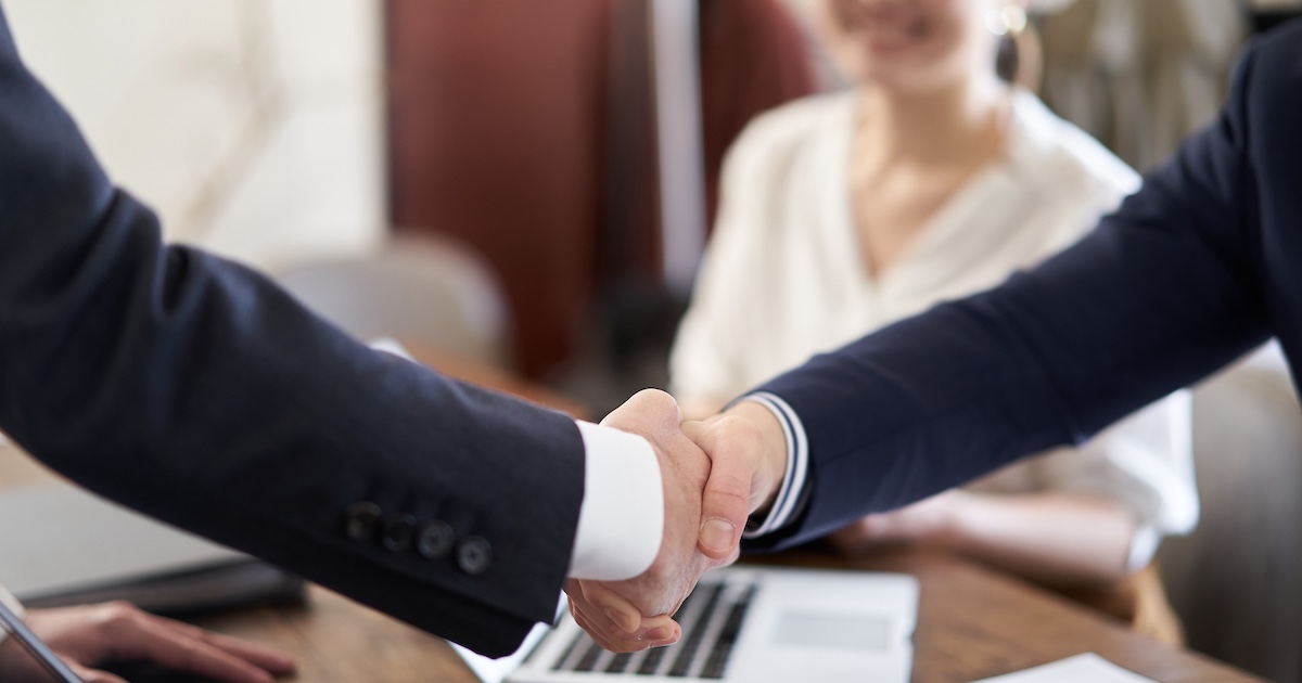 握手をするビジネスパーソンの手元