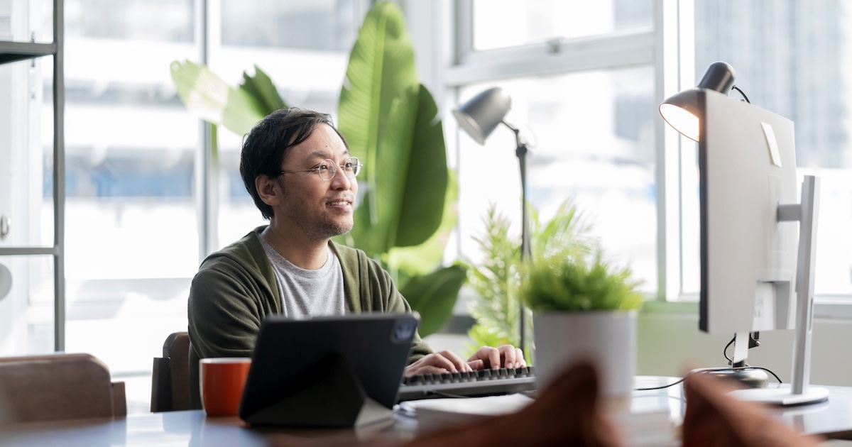 笑顔でパソコン作業をする男性