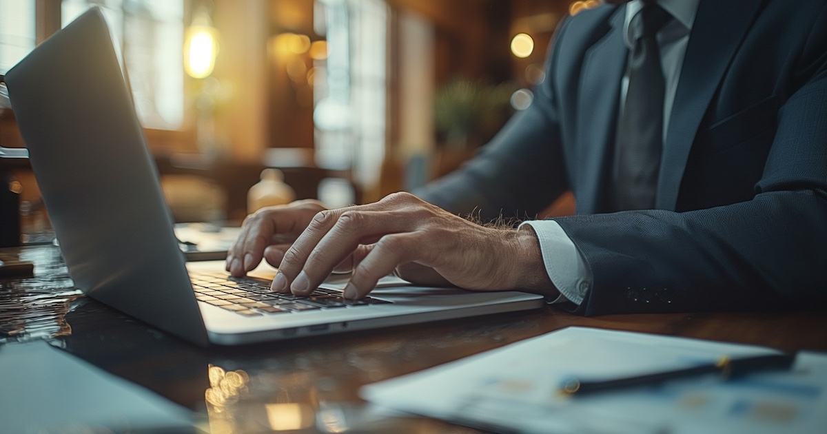 パソコン作業をするビジネスパーソンの手元