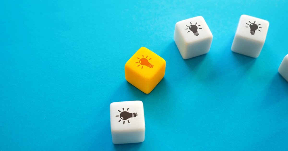 青い背景で、一つだけ点灯している黄色い電球アイコンのブロック