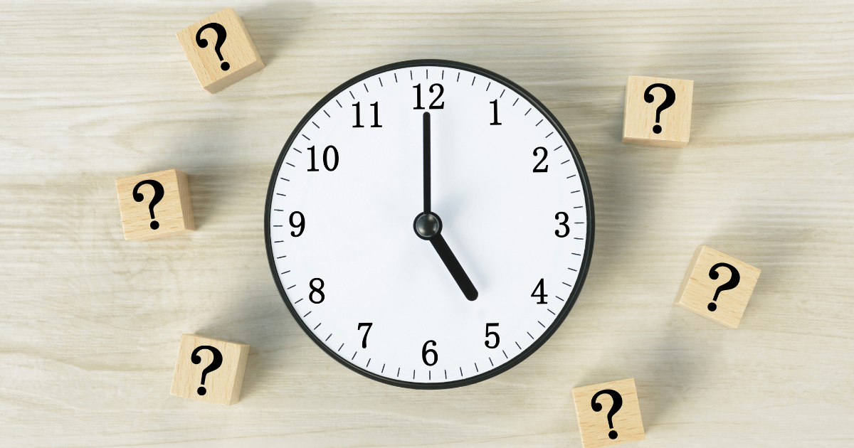 5時を示す時計、「?」と書かれたブロックが6個