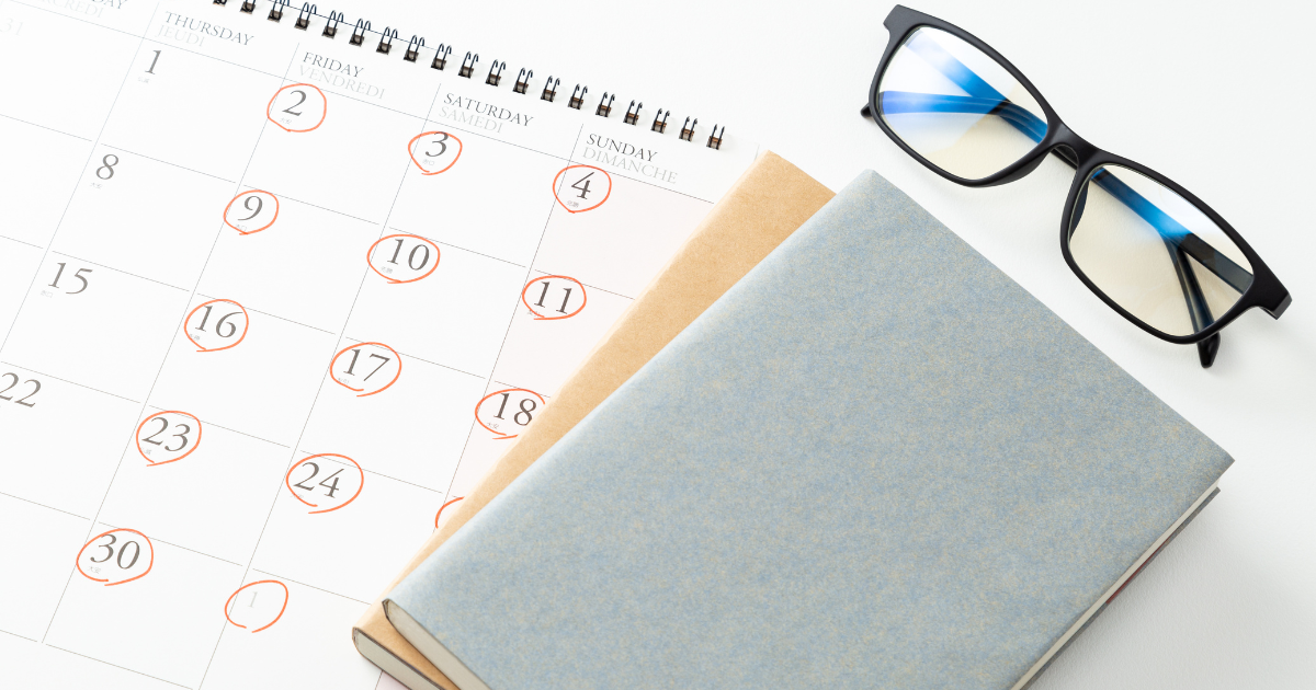 手帳、カレンダー、眼鏡