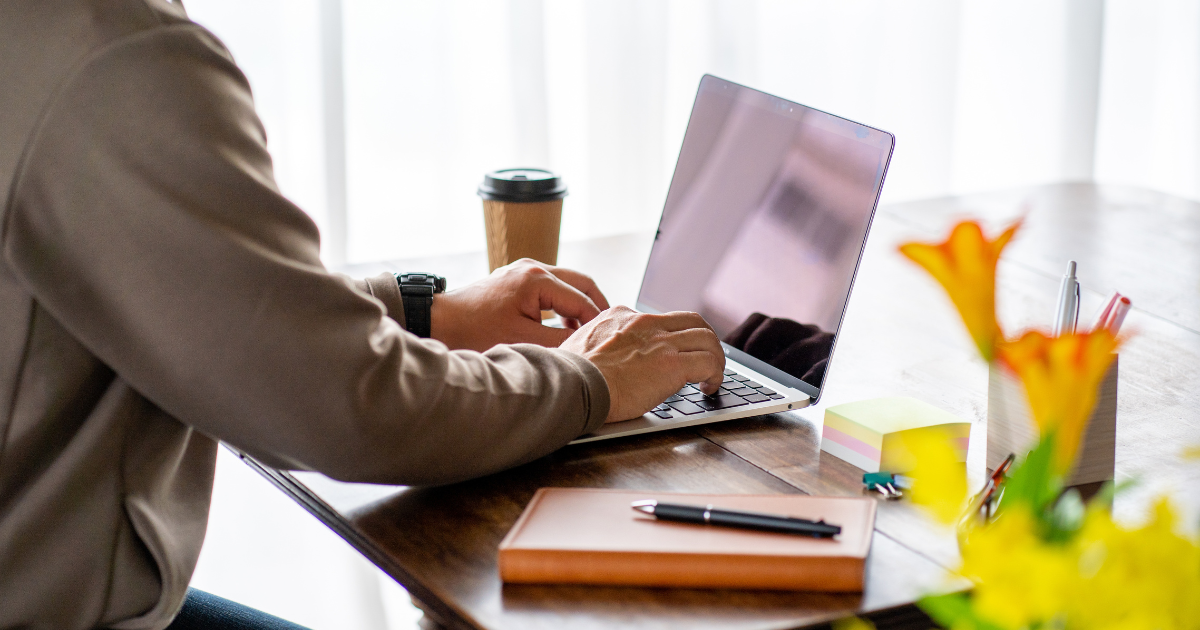 自宅でパソコン作業するビジネスマンの手元