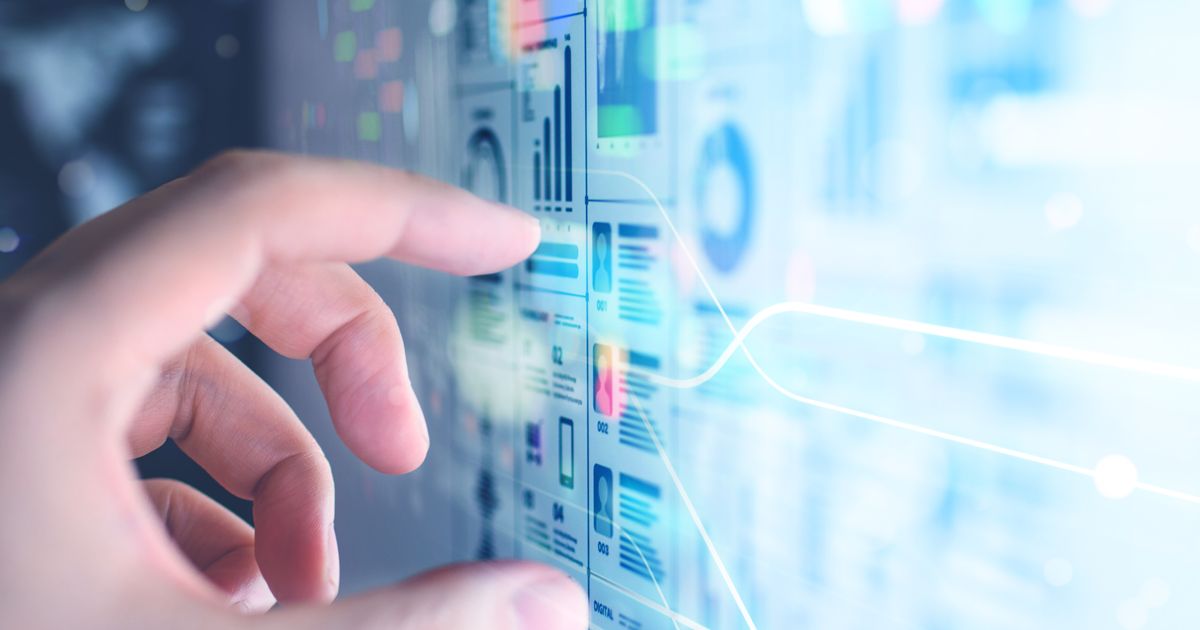 タッチスクリーンでデータ分析グラフを操作する手のクローズアップ