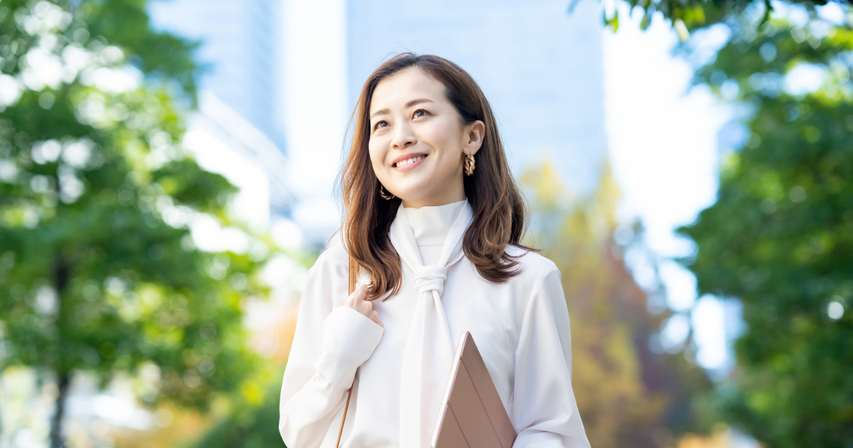 都会を歩くビジネスウーマンのポートレート