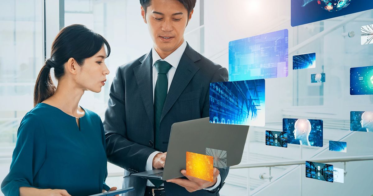 AIやビッグデータを示すホログラムと男女のビジネスマン