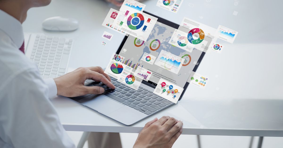 ラップトップで飛び出すデータグラフを操作するビジネスパーソンの手元