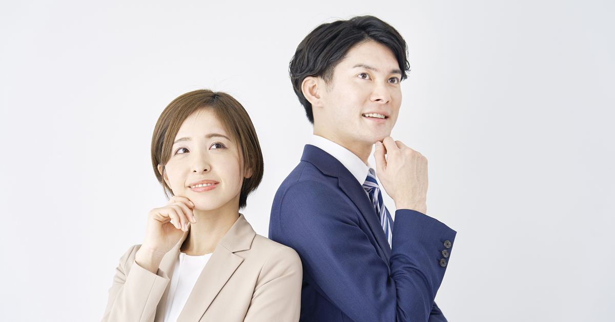 思案ポーズで背中合わせに立つ男女のビジネスパーソン