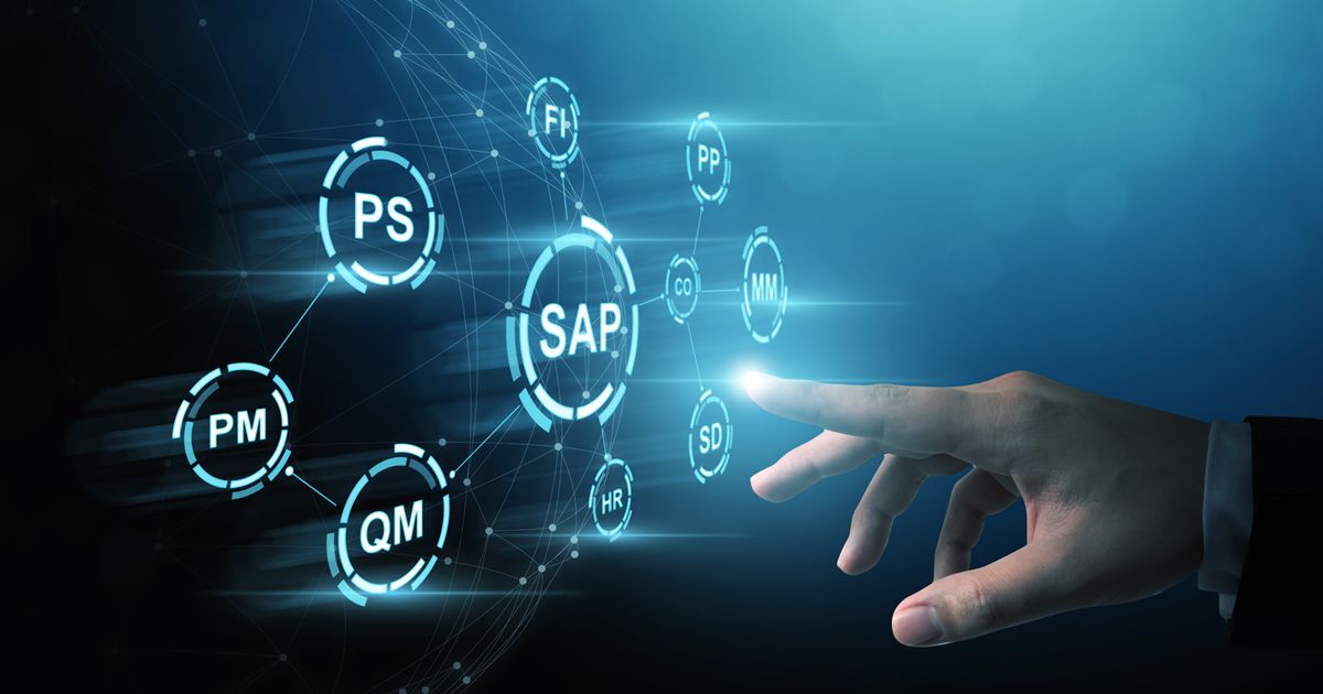 SAPを中心としたモジュール名が書かれた円形のアイコン群を指差すビジネスパーソンの手