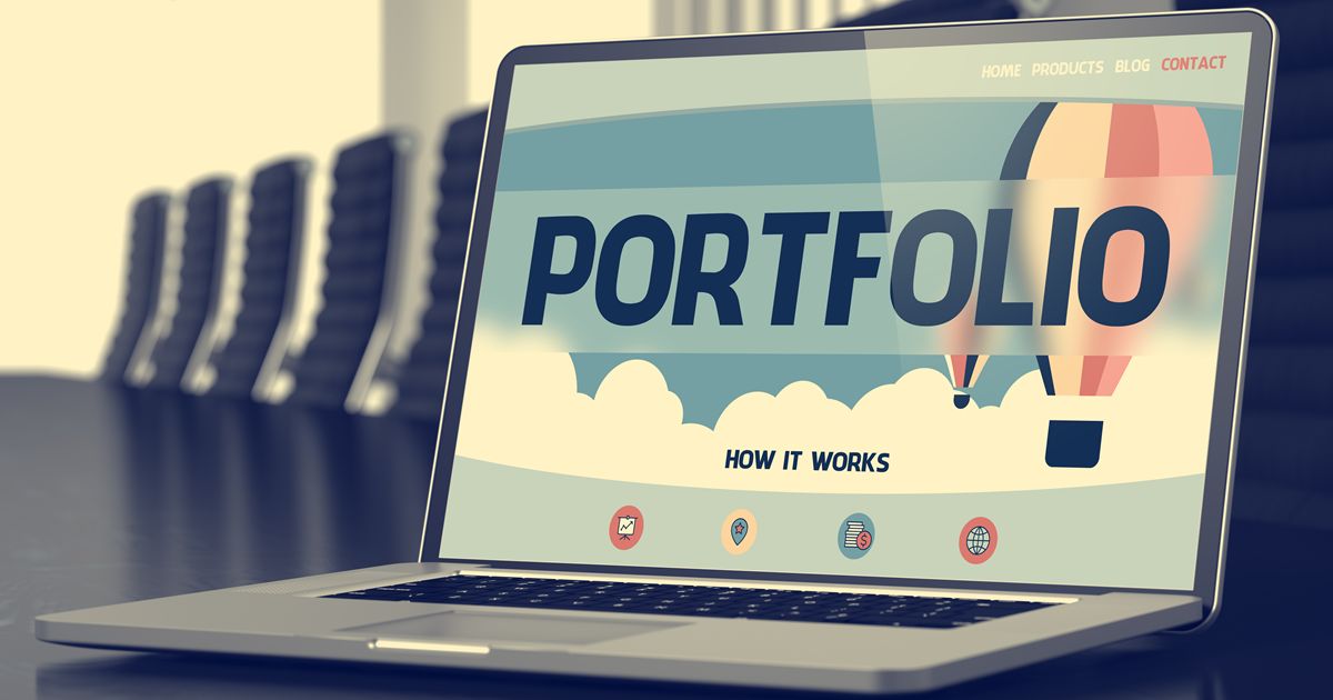 PORTFOLIOと表示されたWebサイトの画面が映るノートPC
