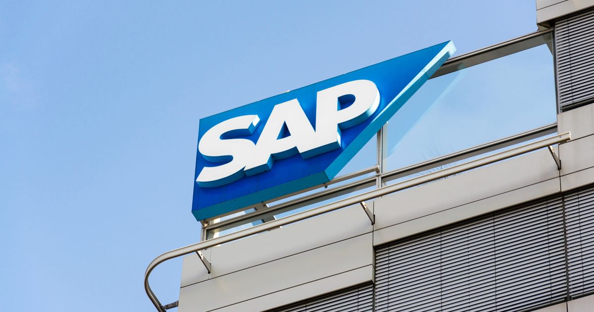 ビルの屋上にあるSAPのロゴ看板