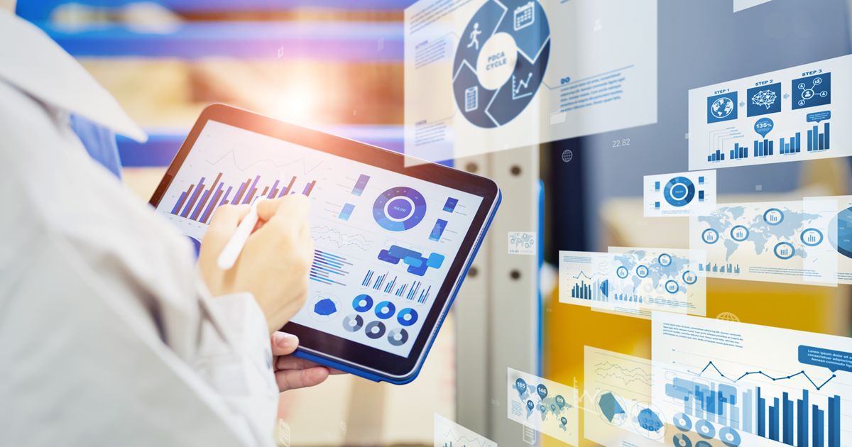 タブレットで生産管理データを分析する男性の手元