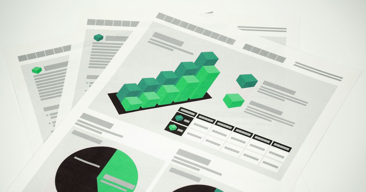 業績分析やデータの視覚化を示すグラフと表が印刷された複数の資料