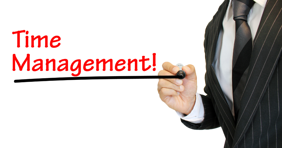 「Time Management!」の赤文字、マジックでアンダーラインを引く男性の手