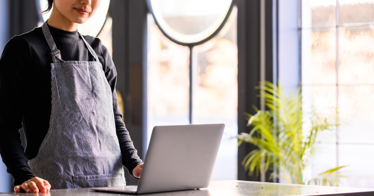 パソコンを見る経営者のイメージ