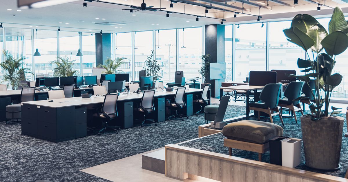 広々とした開放的なオフィスの内観