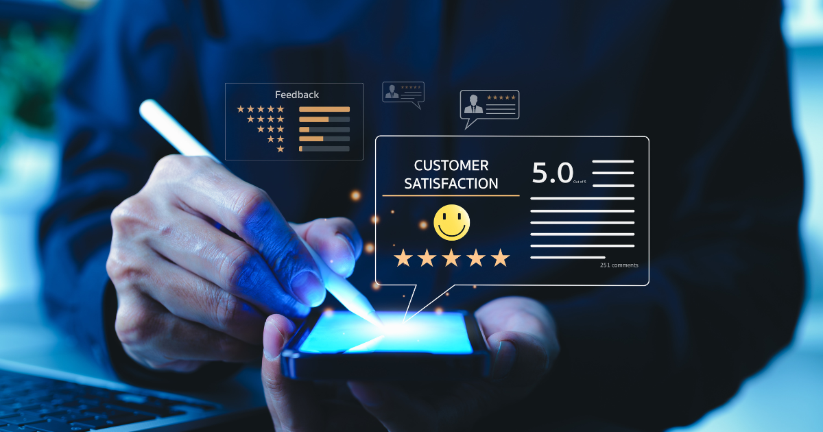 ペンとデバイスを持つスーツの男性と、デジタル画面に表示された顧客満足度5.0と星評価