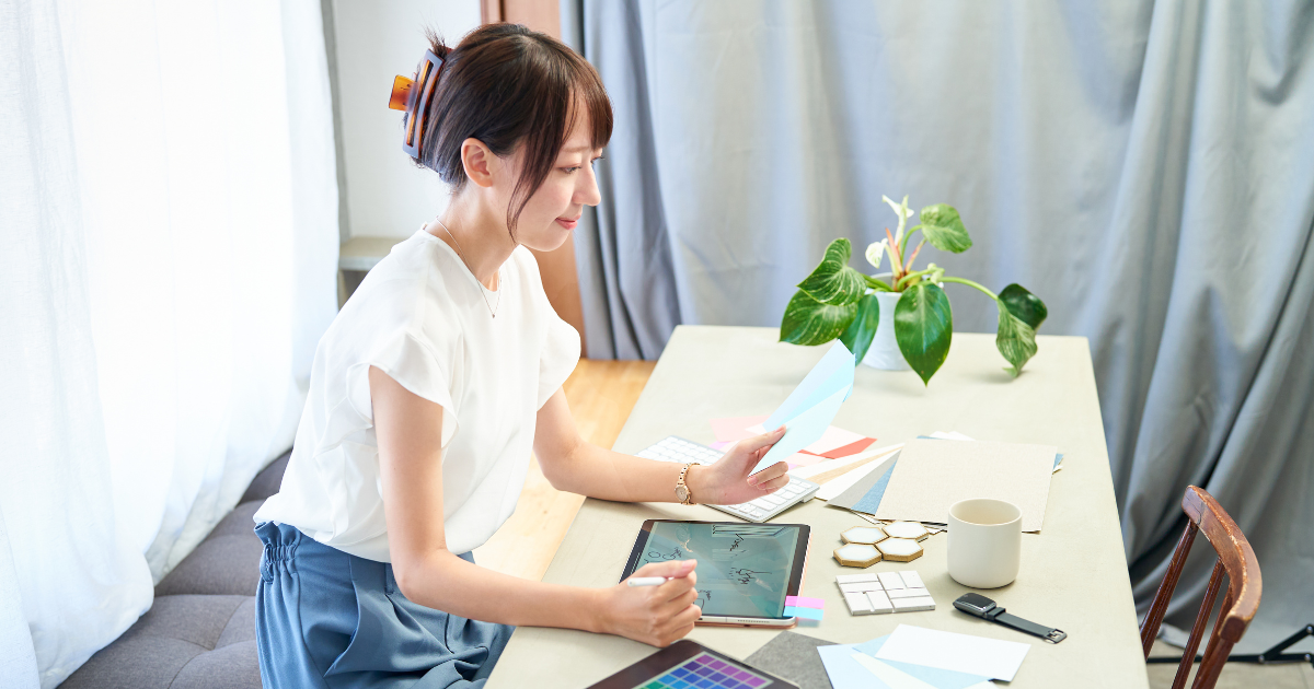 タブレットでデザインの作業をする女性
