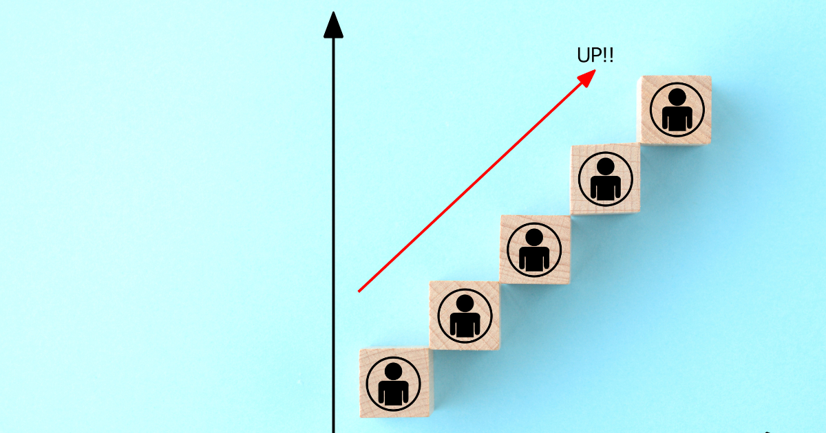 人型アイコンが段階的に増加し上昇するグラフ