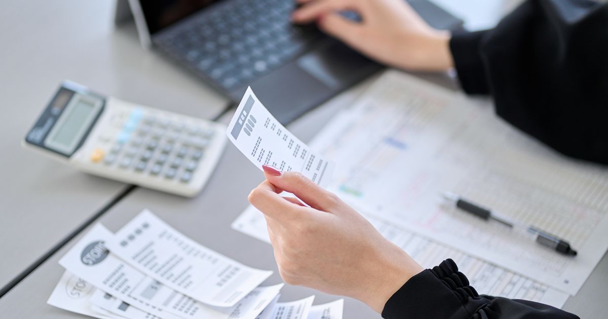 レシートを確認しながらパソコン入力を行う手元のアップ