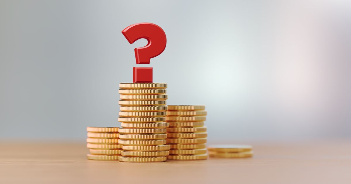 積み上げられた金貨の山と赤いクエスチョンマーク