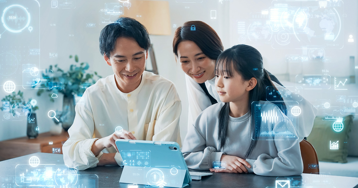 家族でタブレット画面を見ながら情報を確認する様子