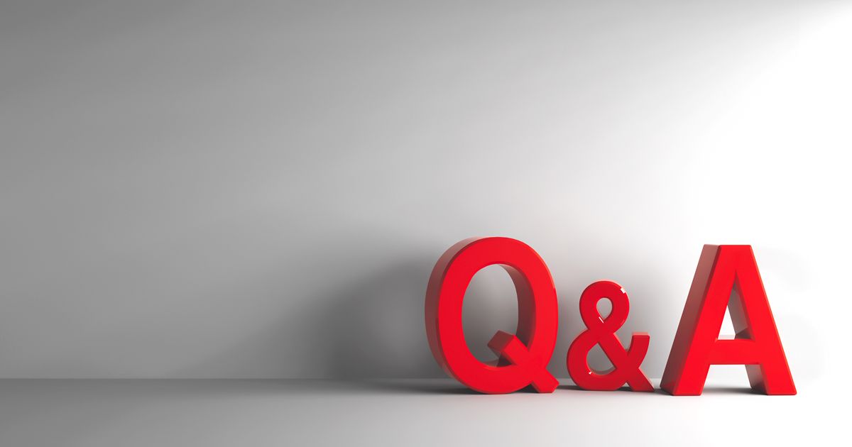 グレーの背景に置かれた赤い「Q&A」の立体文字