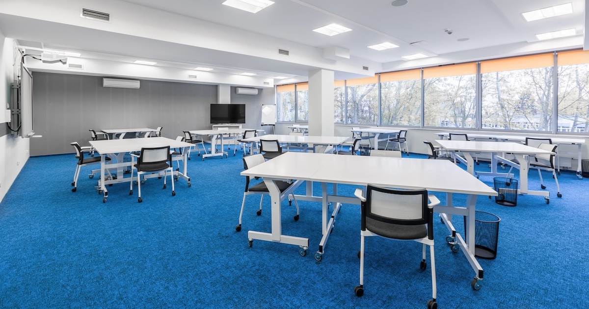 デスクと椅子だけの誰もいない会議室