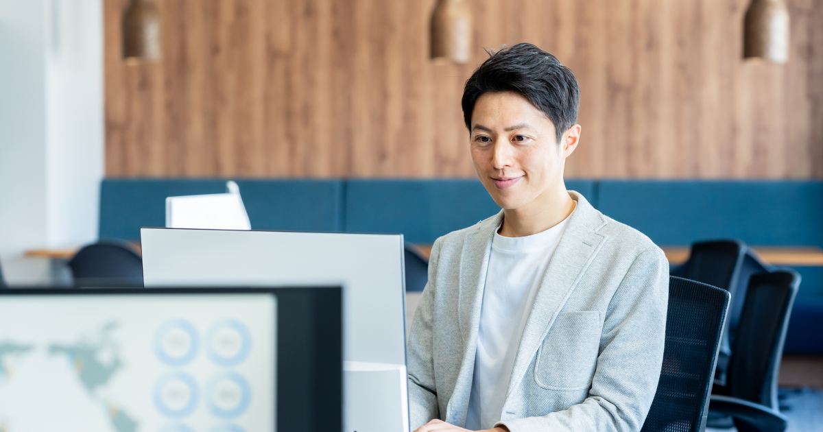 男性がノートPCの前に座り作業をしている様子