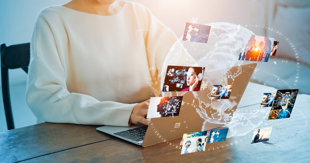 ノートパソコンを操作する人物の前に、写真サムネイルがホログラムのように浮かんでいる様子